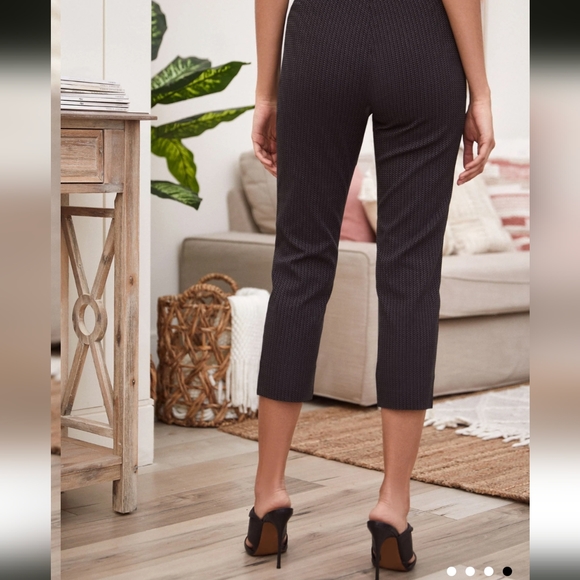 NWT Laura Dot Print Pull On Capris - Picture 3 of 4